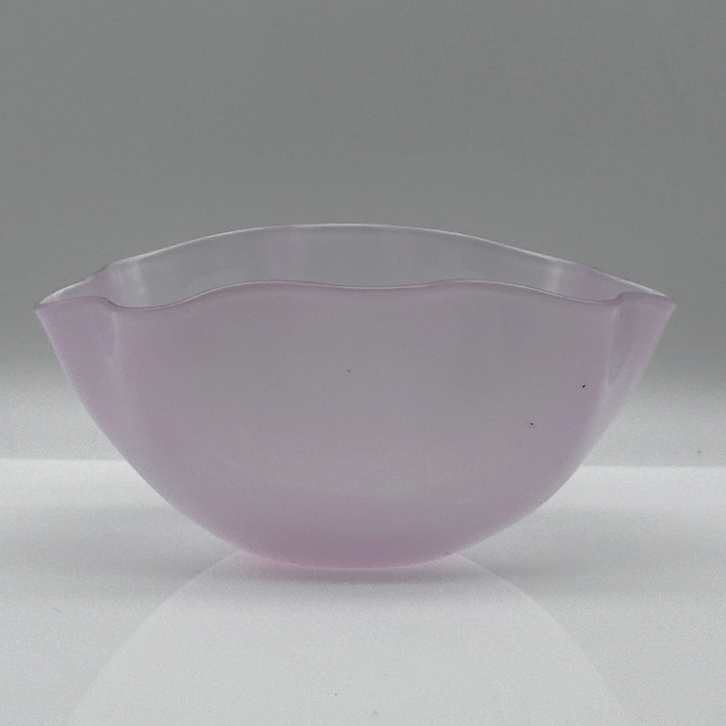 Kristallen Schaal “Kantara” – Pastel Roze Opaalglas door Sven Palmqvist voor Orrefors (1946-1960)