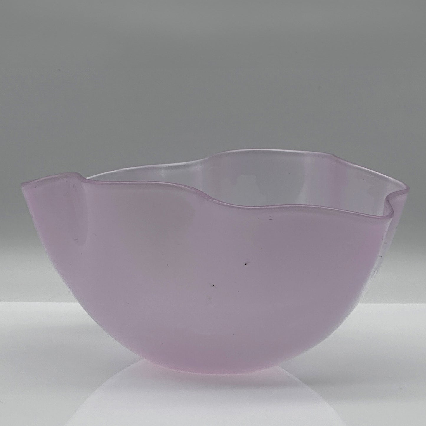 Kristallen Schaal “Kantara” – Pastel Roze Opaalglas door Sven Palmqvist voor Orrefors (1946-1960)