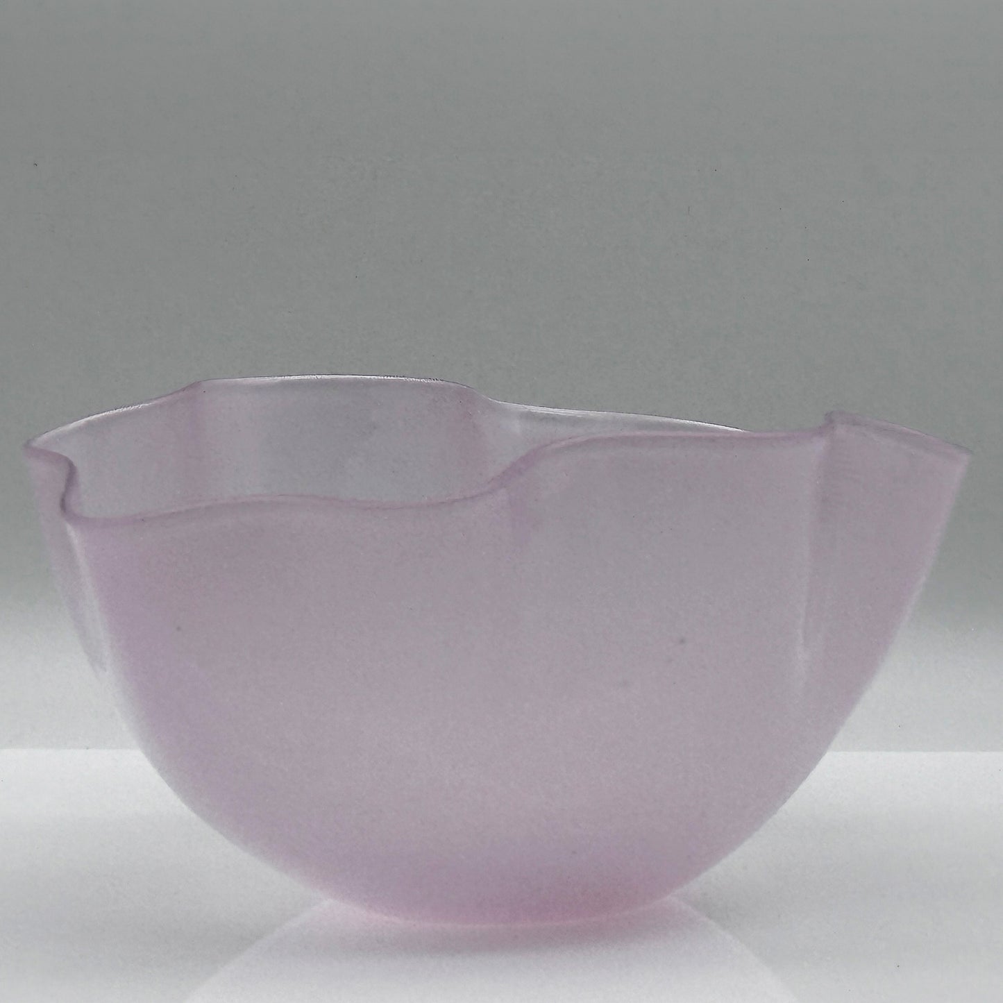 Kristallen Schaal “Kantara” – Pastel Roze Opaalglas door Sven Palmqvist voor Orrefors (1946-1960)