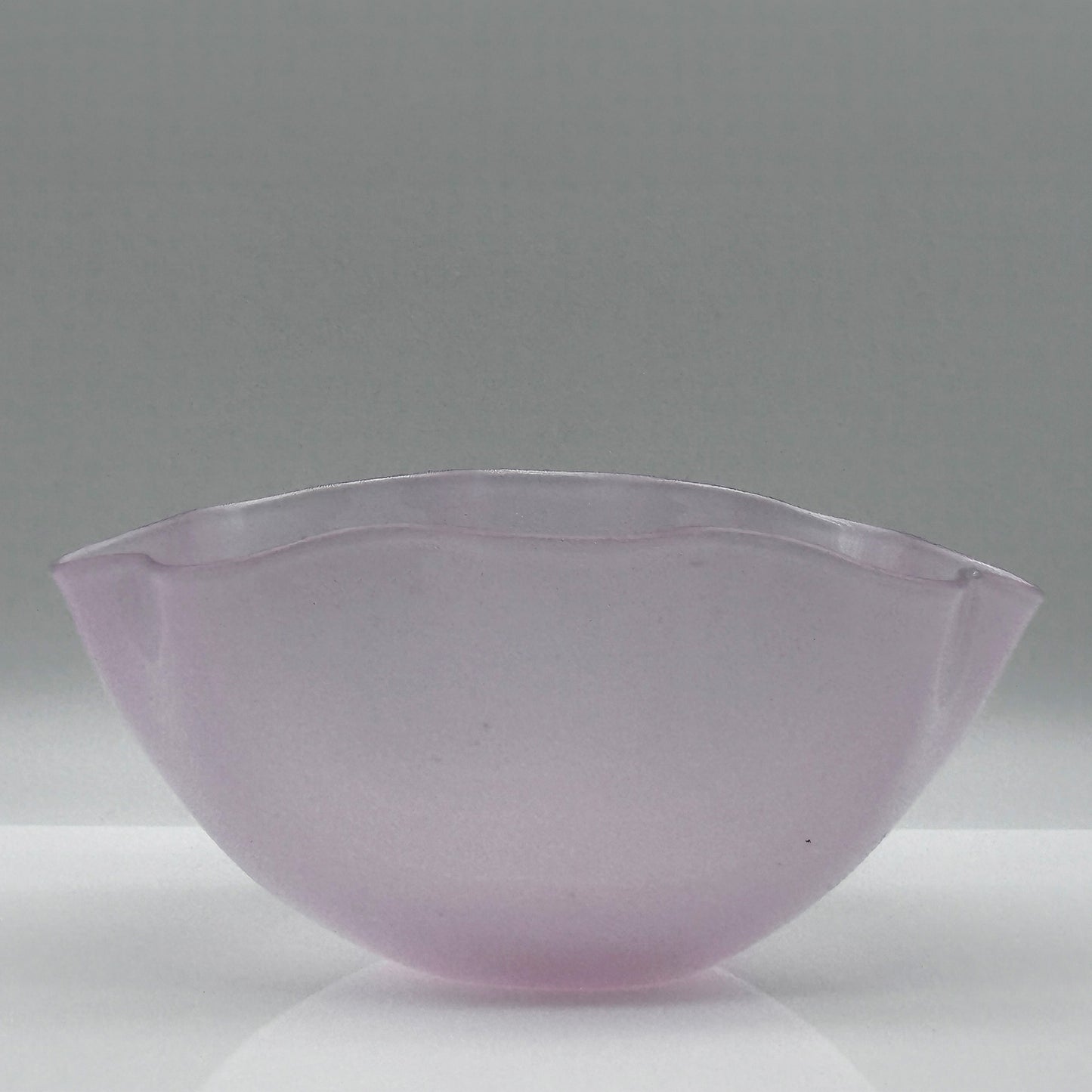 Kristallen Schaal “Kantara” – Pastel Roze Opaalglas door Sven Palmqvist voor Orrefors (1946-1960)