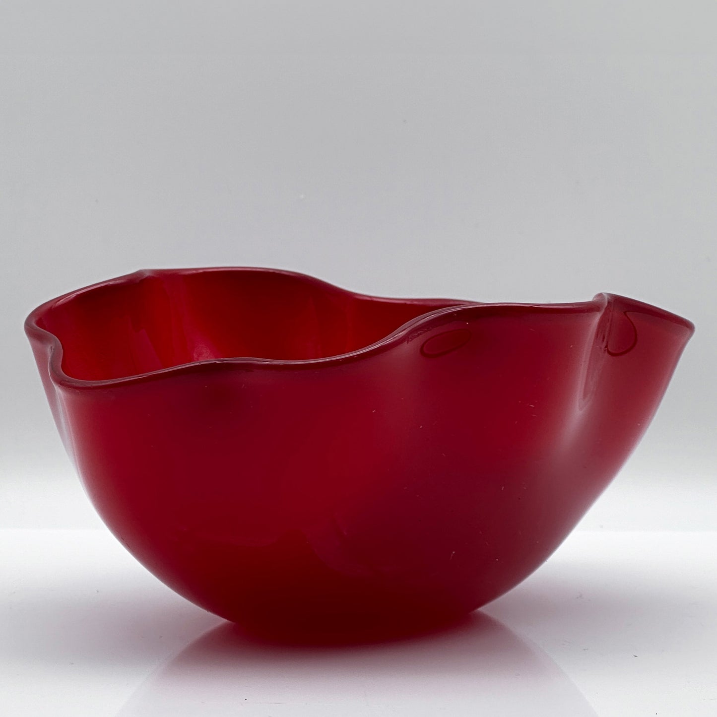 Rode Kristallen Schaal “Kantara” – Sven Palmqvist voor Orrefors, Robijnrood Opaalglas (1946-1960)