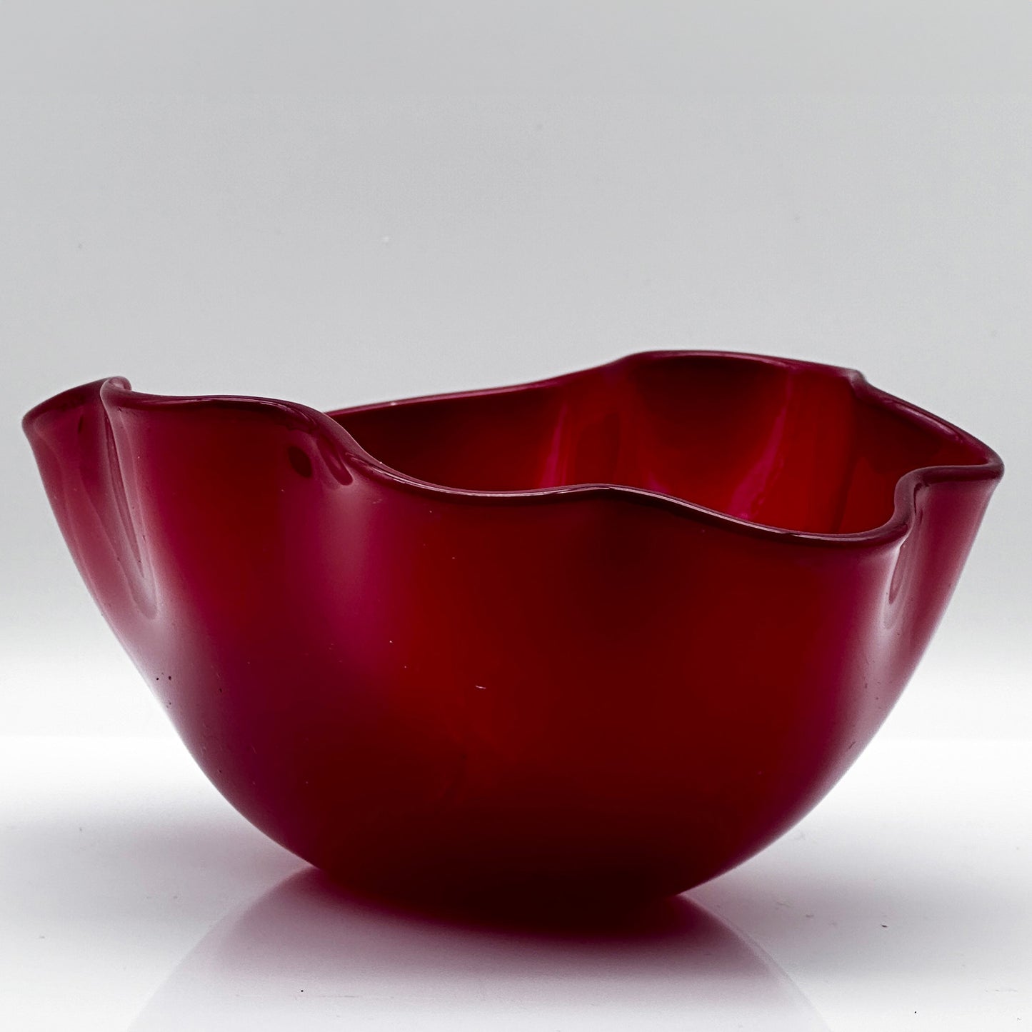 Rode Kristallen Schaal “Kantara” – Sven Palmqvist voor Orrefors, Robijnrood Opaalglas (1946-1960)