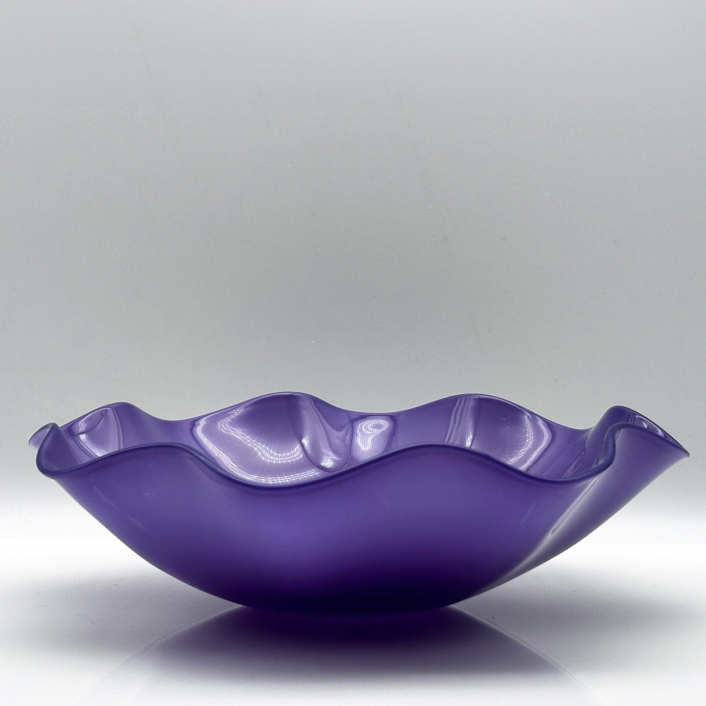 Paarse Kristallen Schaal “Kantara” – Sven Palmqvist voor Orrefors, Opaalglas (1946-1960)