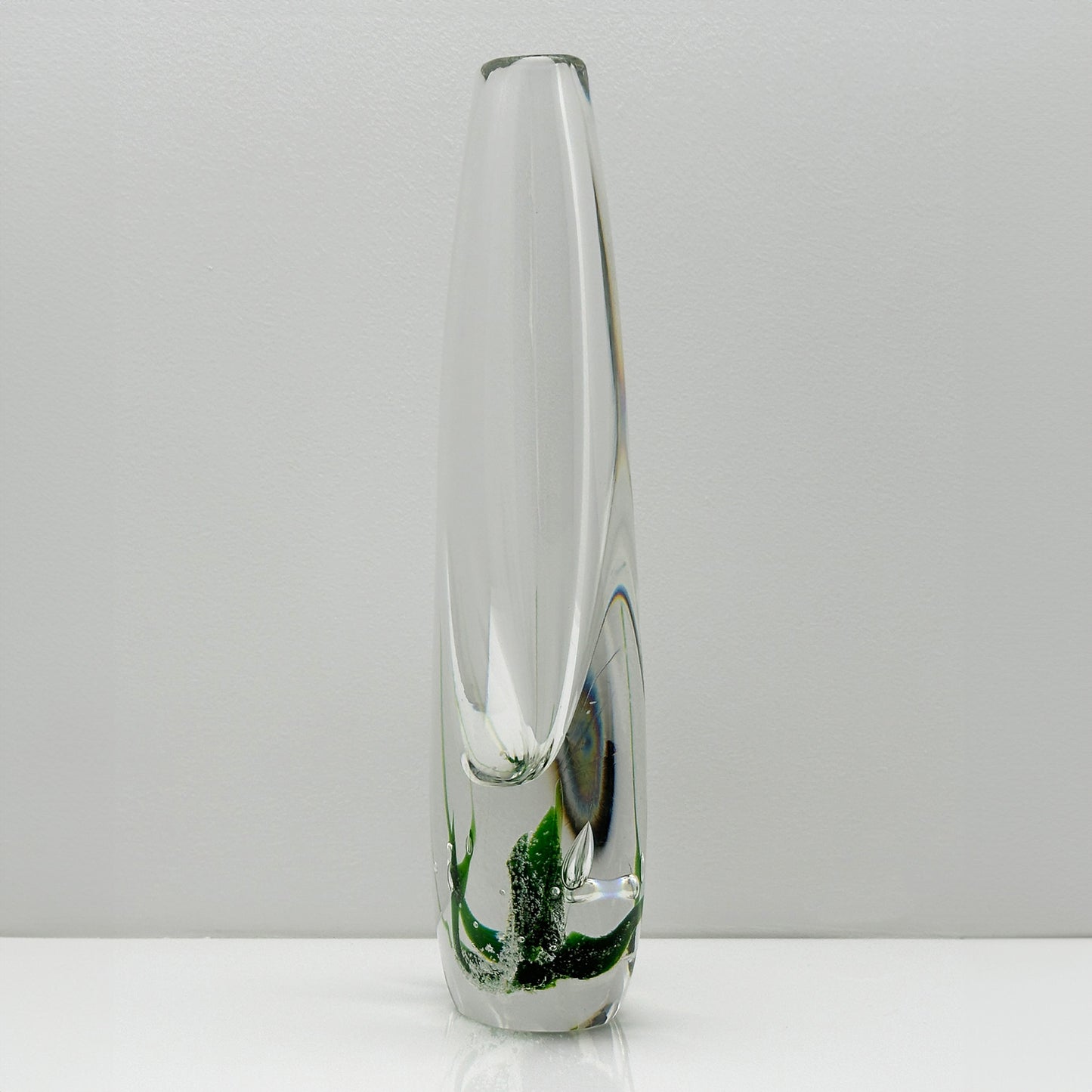 Seaweed Vase by Vicke Lindstrand – Mid-Century Modern Crystal Artwork (Model 1717)