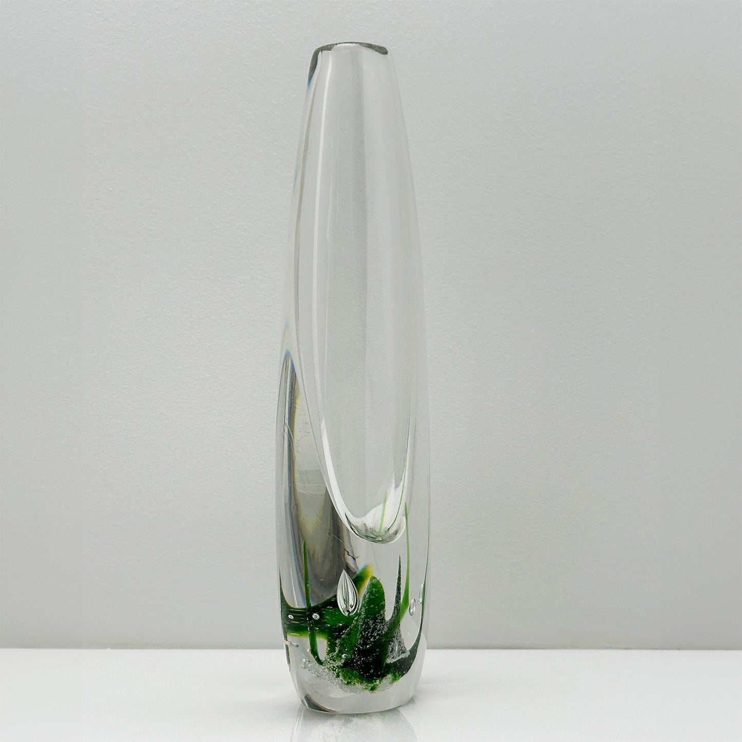 Seaweed Vase by Vicke Lindstrand – Mid-Century Modern Crystal Artwork (Model 1717)