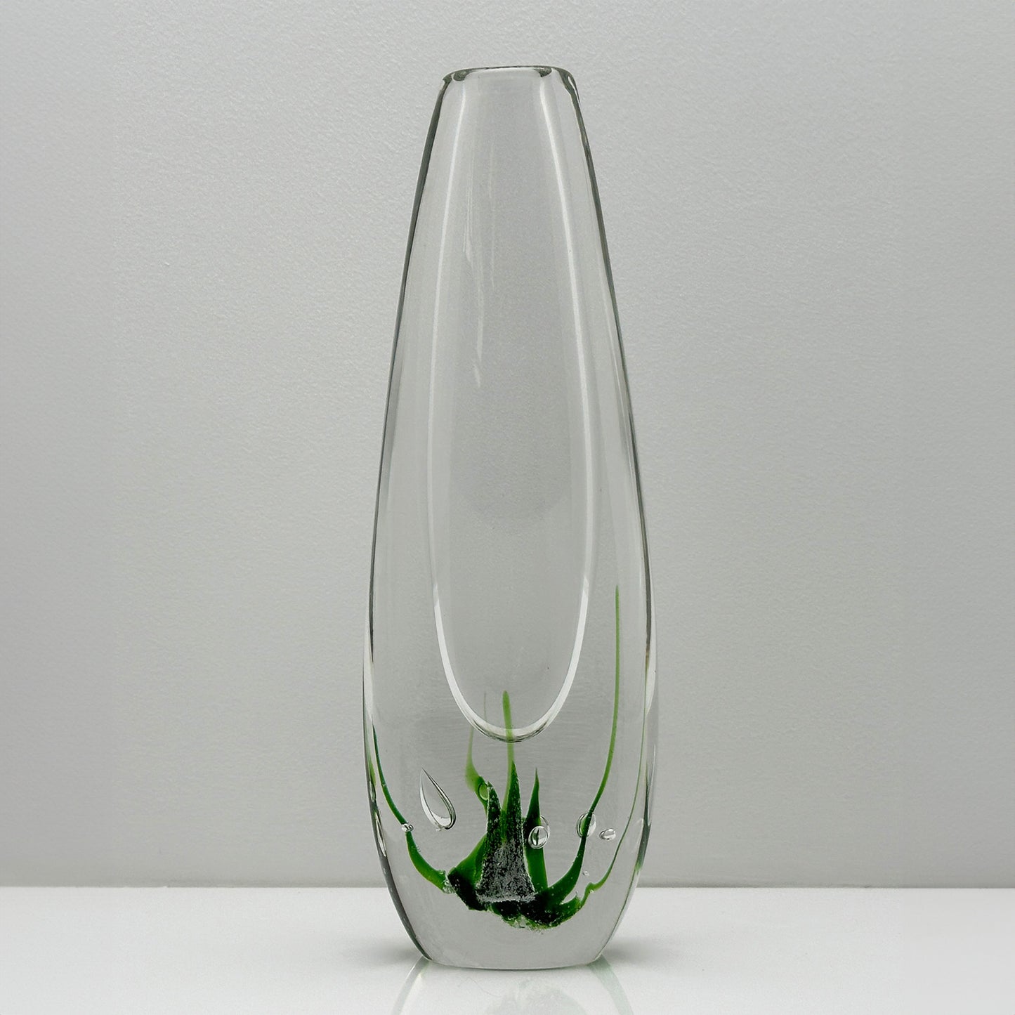 Seaweed Vase by Vicke Lindstrand – Mid-Century Modern Crystal Artwork (Model 1717)