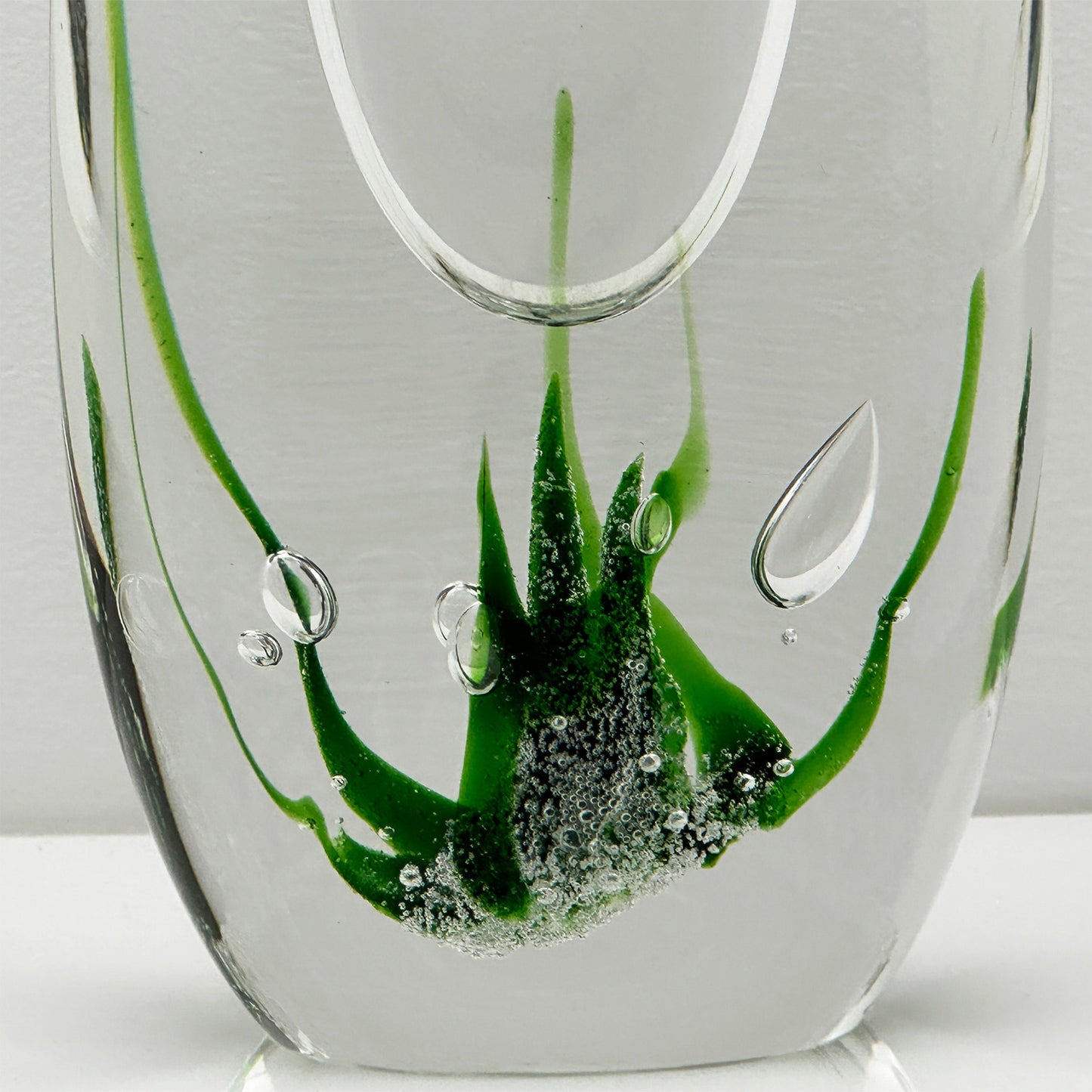 Seaweed Vase by Vicke Lindstrand – Mid-Century Modern Crystal Artwork (Model 1717)