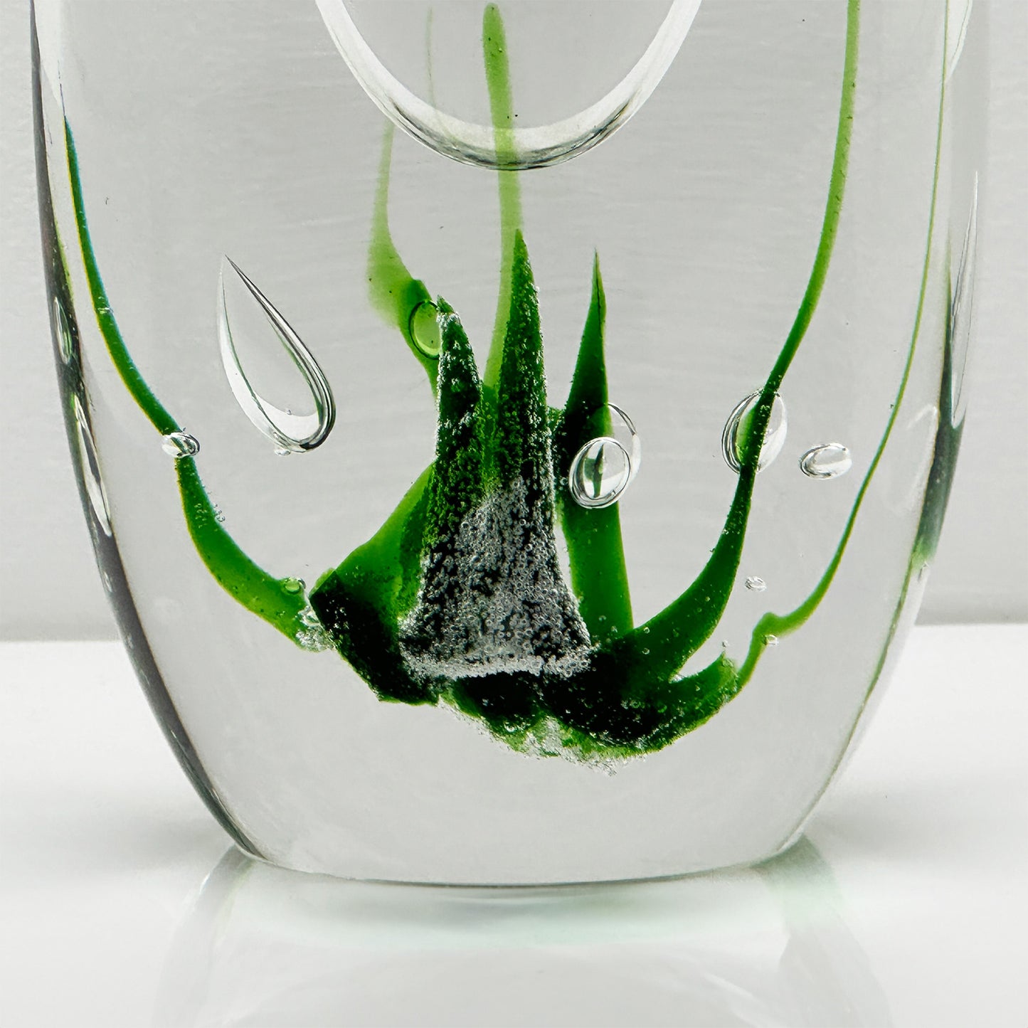 Seaweed Vase by Vicke Lindstrand – Mid-Century Modern Crystal Artwork (Model 1717)
