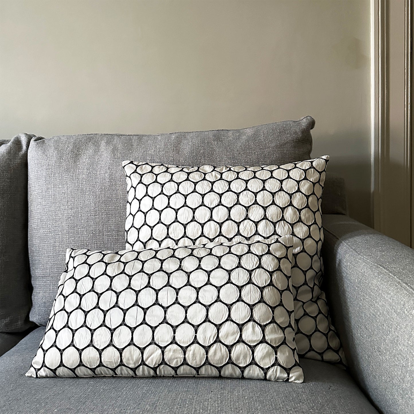 Luxury White Silk Cushions with Embroidered Circles – 50x50 cm & 50x30 cm