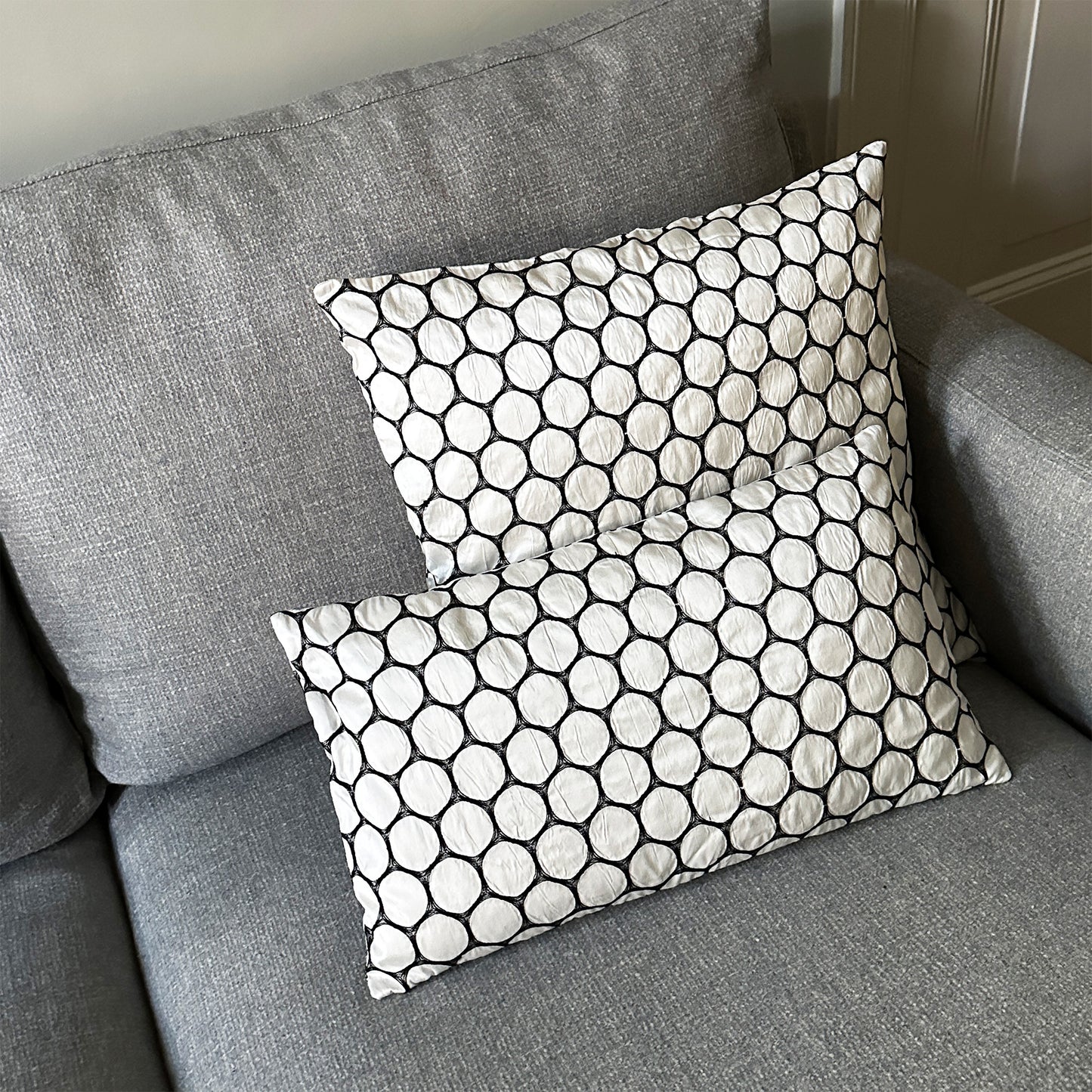 Luxury White Silk Cushions with Embroidered Circles – 50x50 cm & 50x30 cm