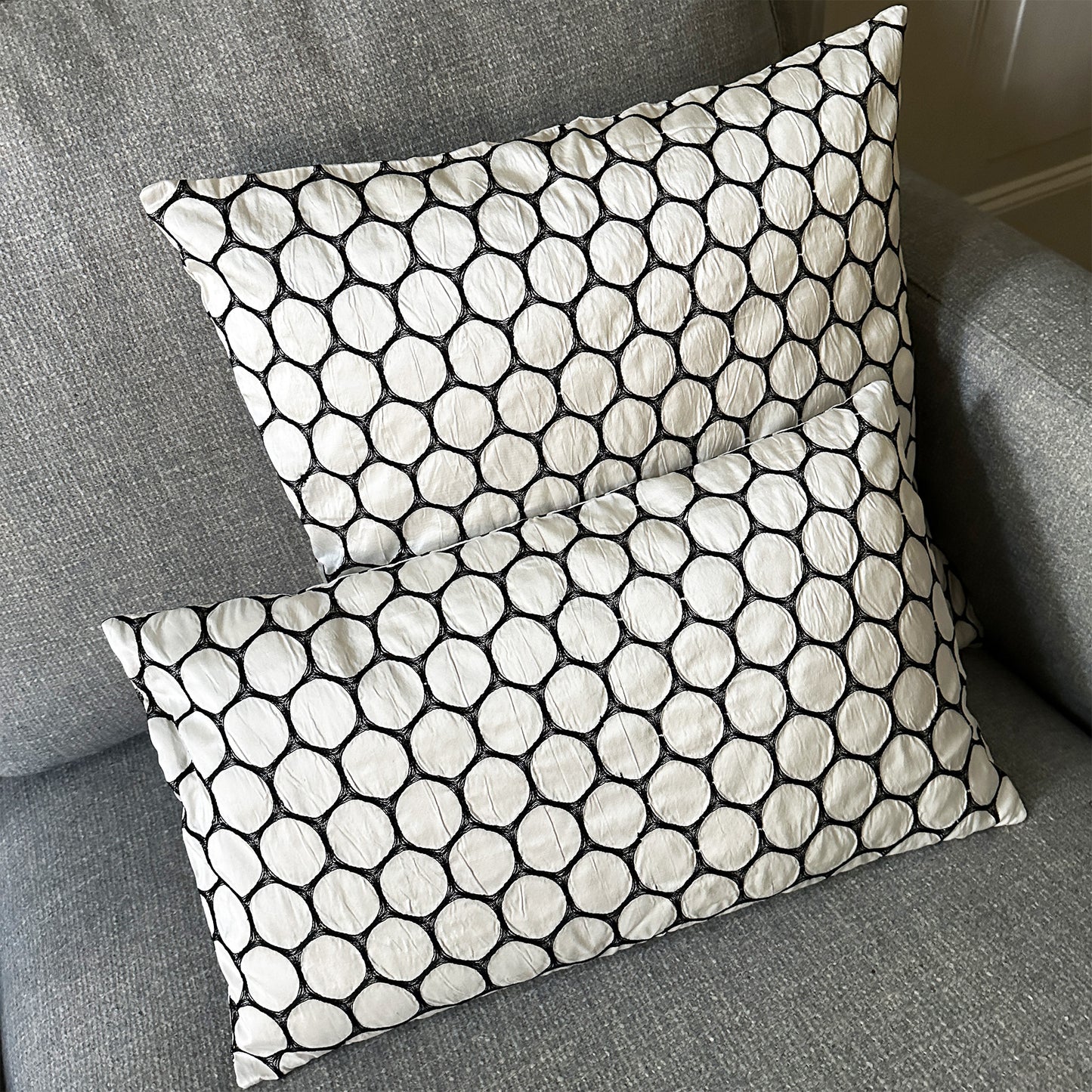 Luxury White Silk Cushions with Embroidered Circles – 50x50 cm & 50x30 cm