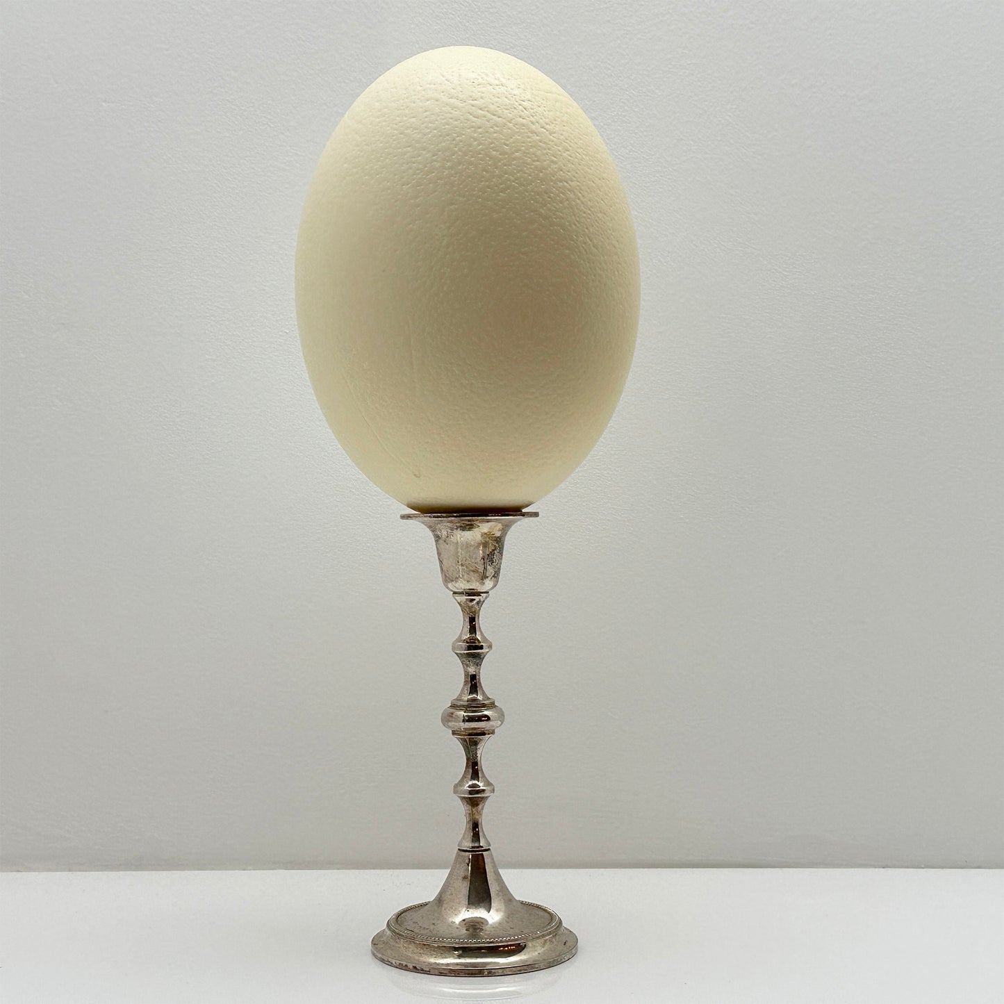 Struisvogelei op Nikkelen Kandelaar – Luxe Ornament en Decoratief Ei op Voet