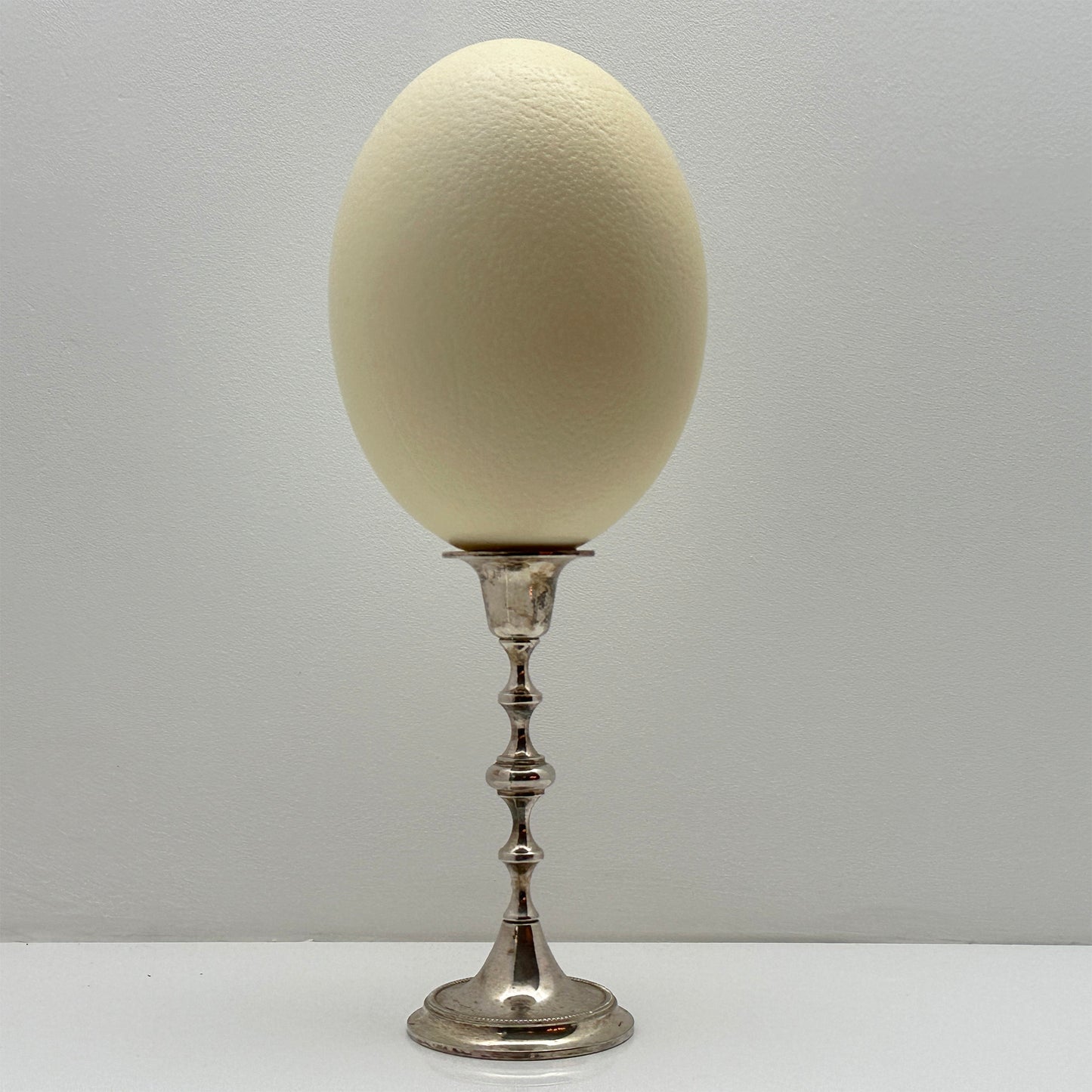 Struisvogelei op Nikkelen Kandelaar – Luxe Ornament en Decoratief Ei op Voet