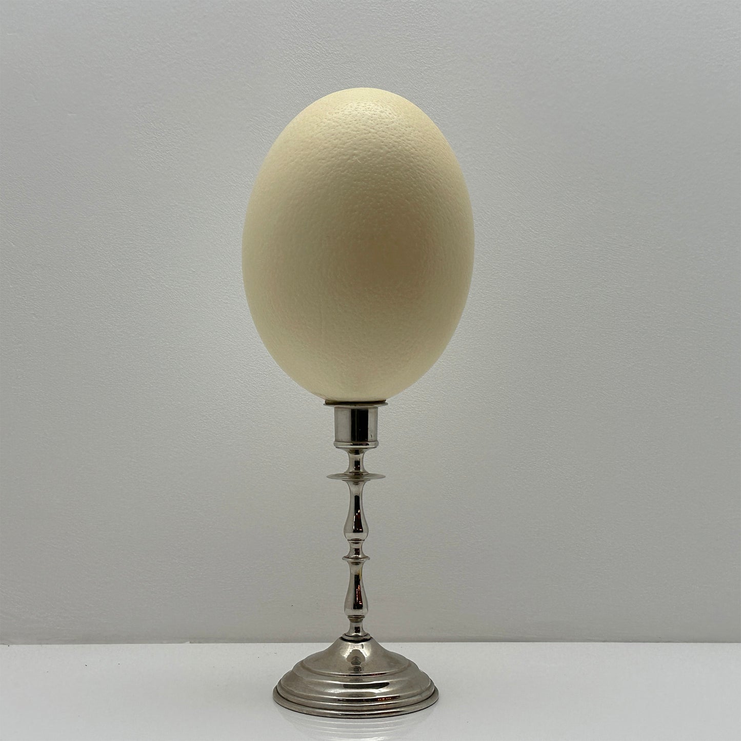 Struisvogelei op Nikkelen Kandelaar – Luxe Handgemaakt Ornament