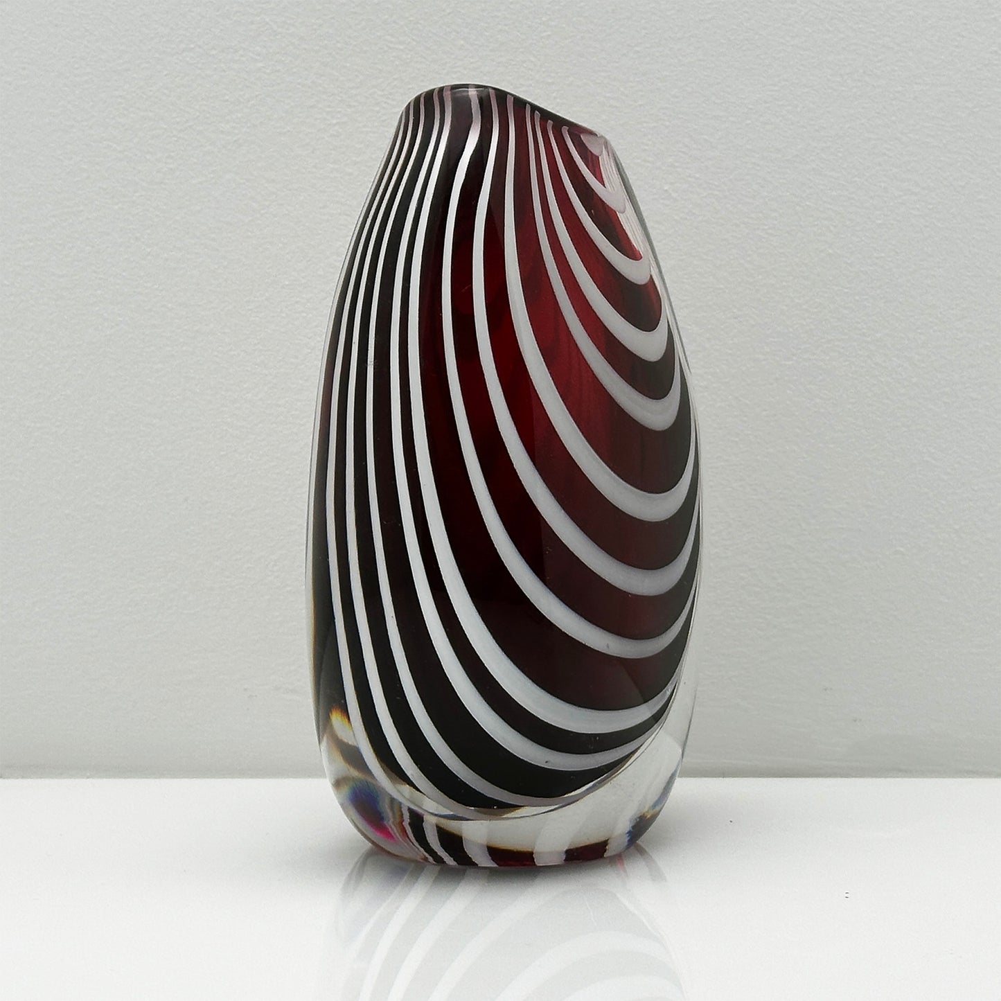 Rare Vicke Lindstrand LH 1115 Red-White Zebra Vase – Kosta Boda, 1950s Scandinavian Design