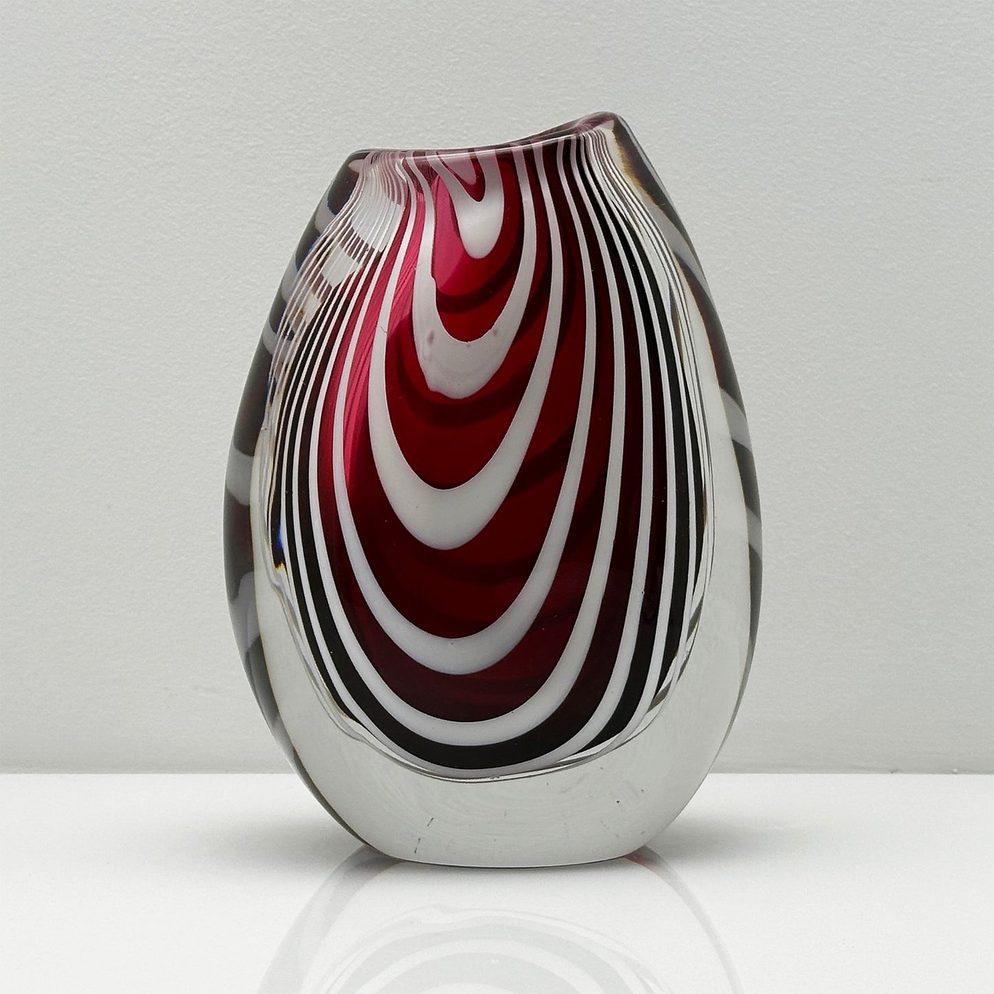 Rare Vicke Lindstrand LH 1115 Red-White Zebra Vase – Kosta Boda, 1950s Scandinavian Design