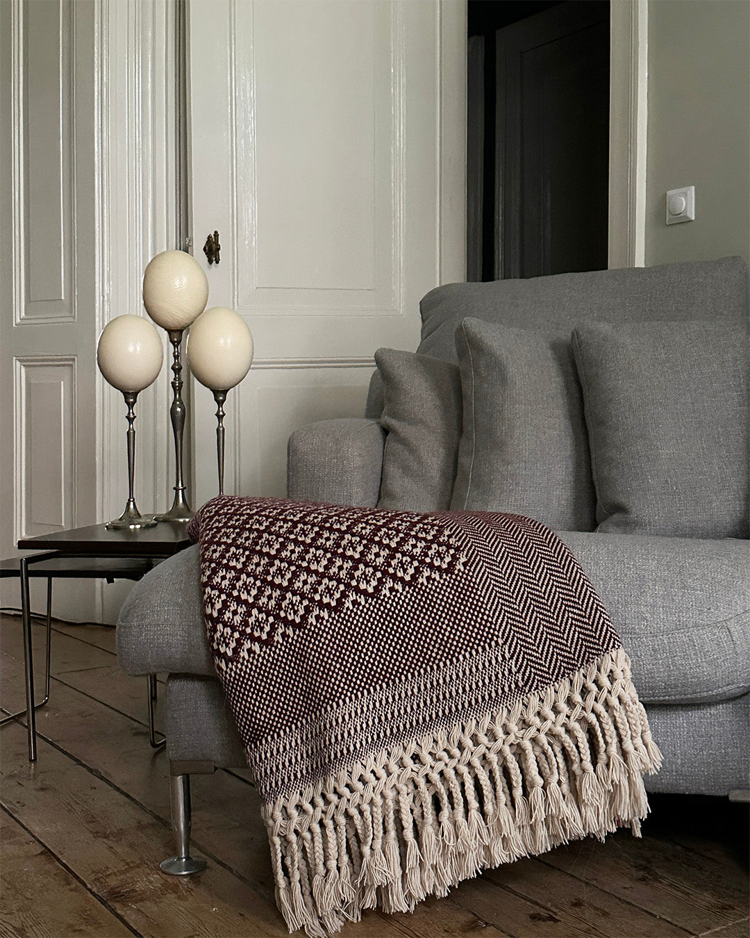 Struisvogelei op Nikkelen Kandelaar – Luxe Handgemaakt Ornament
