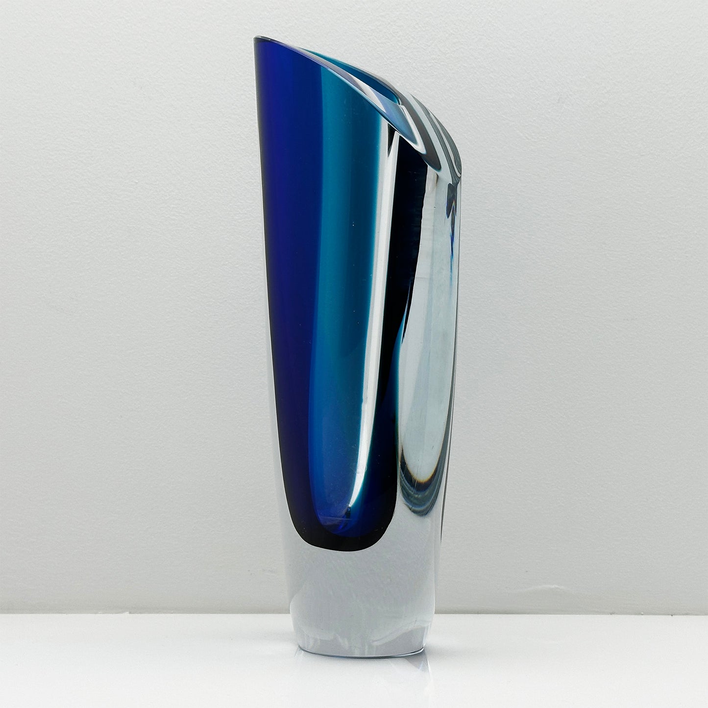 Elegante tiefblaue Seaside Vase von Göran Wärff – Skandinavisches Design