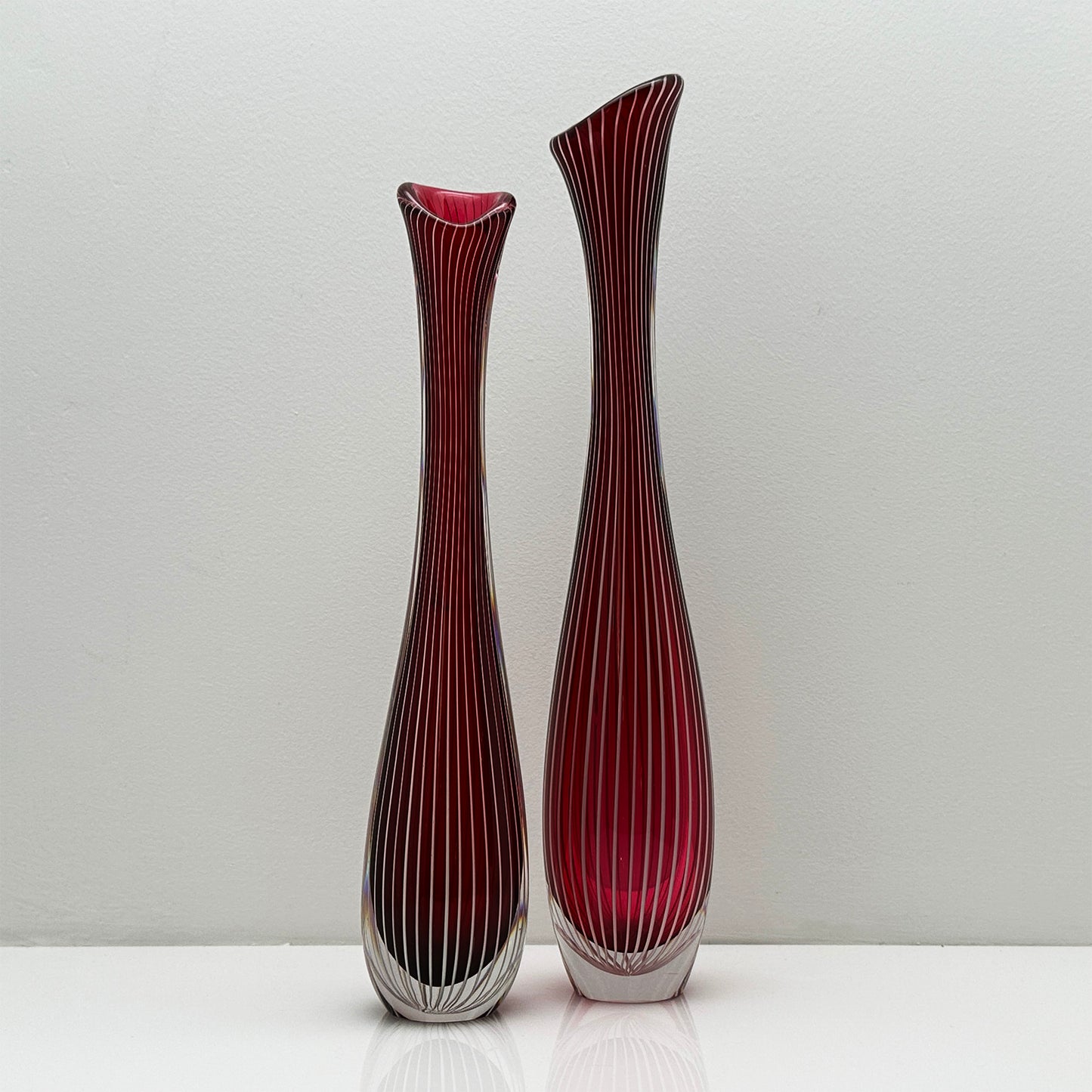Rare Mid-Century Zebra Bud Vase – Vicke Lindstrand for Kosta Boda (White-Red, Signed, 1950s)
