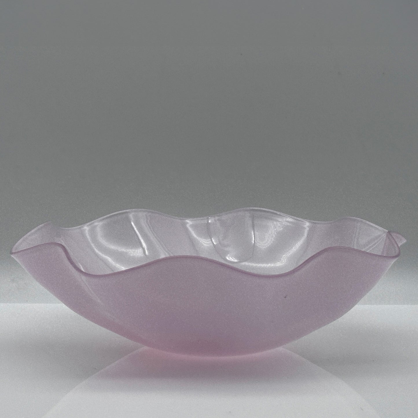 Kristallschale „Kantara“ – Pastellrosa Opalglas von Sven Palmqvist für Orrefors (1946-1960)