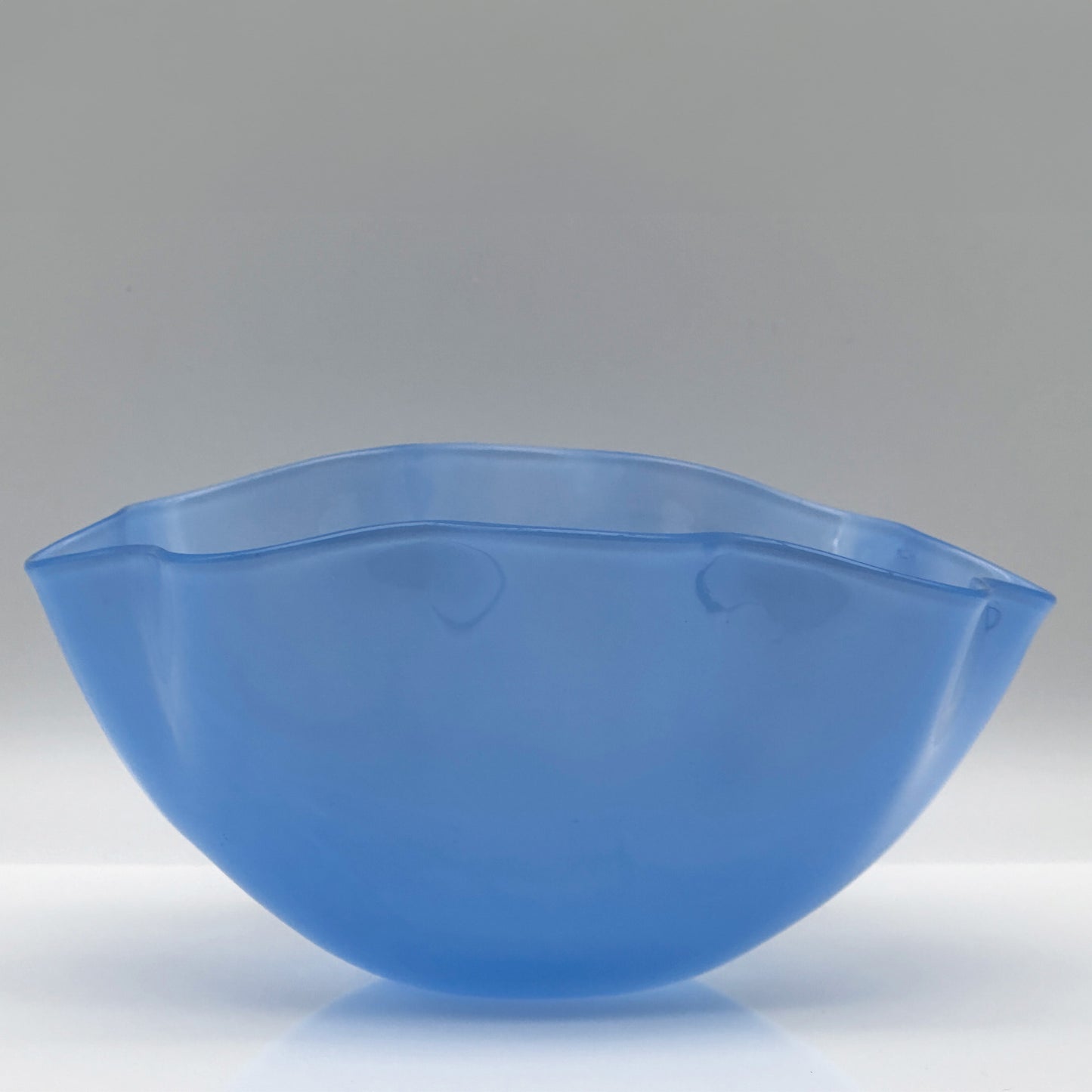 Kornblumenblaue Kristallschale, „Kantara“, Sven Palmqvist, Kosta Boda, Schweden
