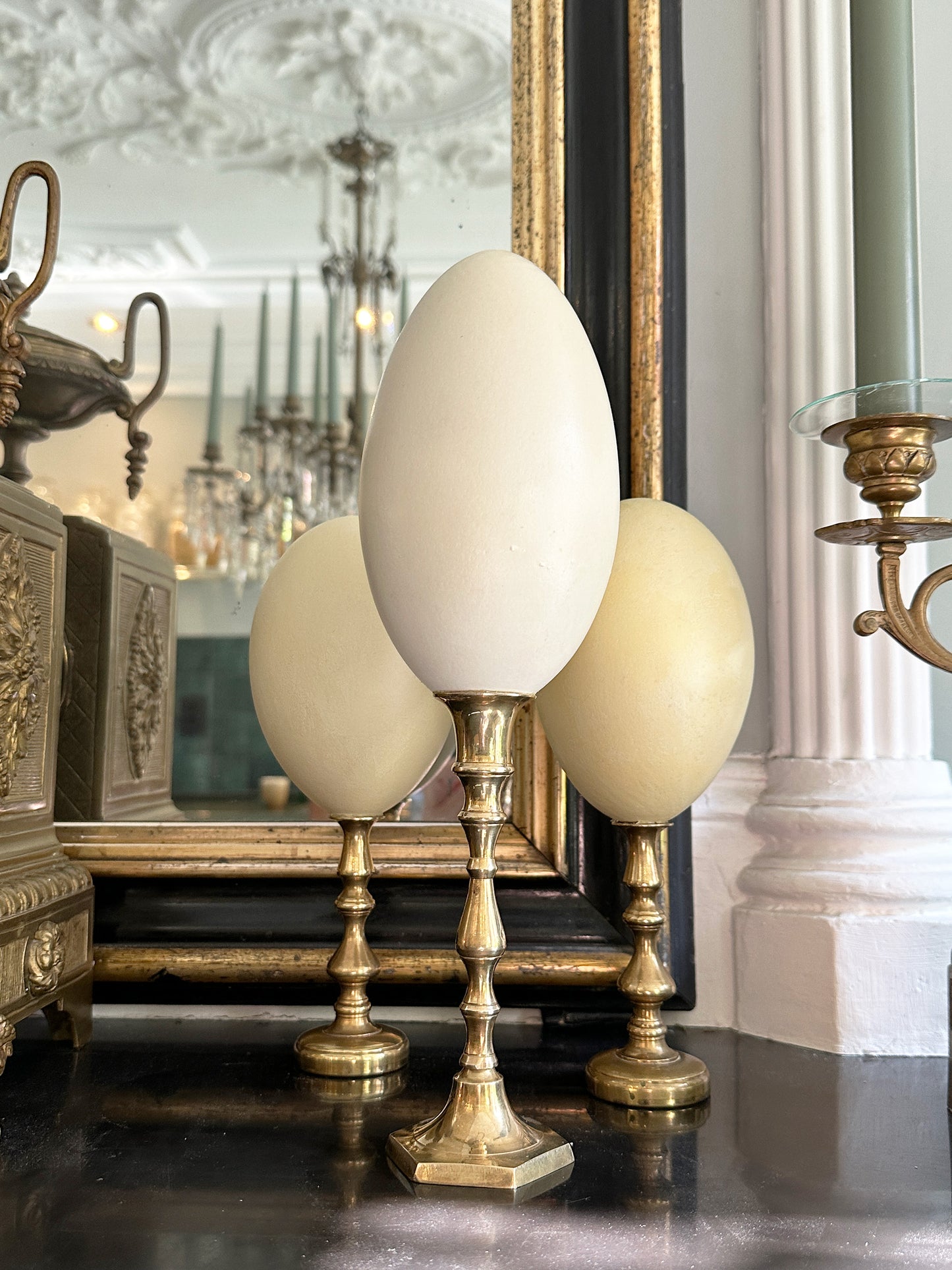 Antikes dekoratives Rhea-Ei auf Messing-Kerzenständer – luxuriöses handgefertigtes Ornament