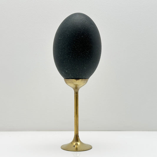Emoe Ei op Messing Kandelaar – Luxe Decoratief Ei en Woonaccessoire