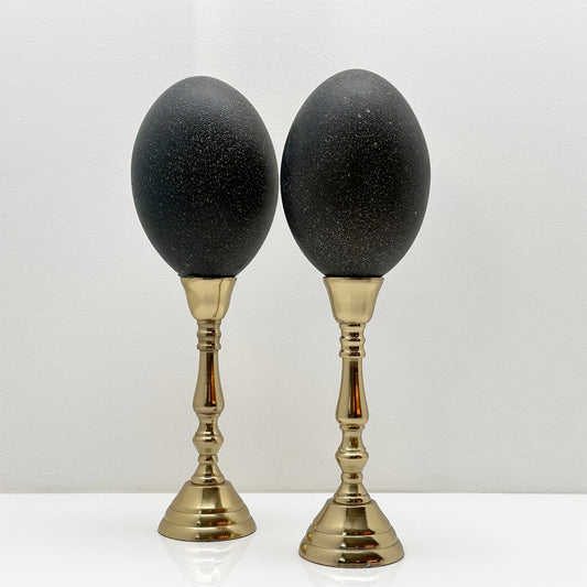 Set Emoe Eieren op Messing Kandelaars – Luxe Ornament en Decoratief Ei op Voet
