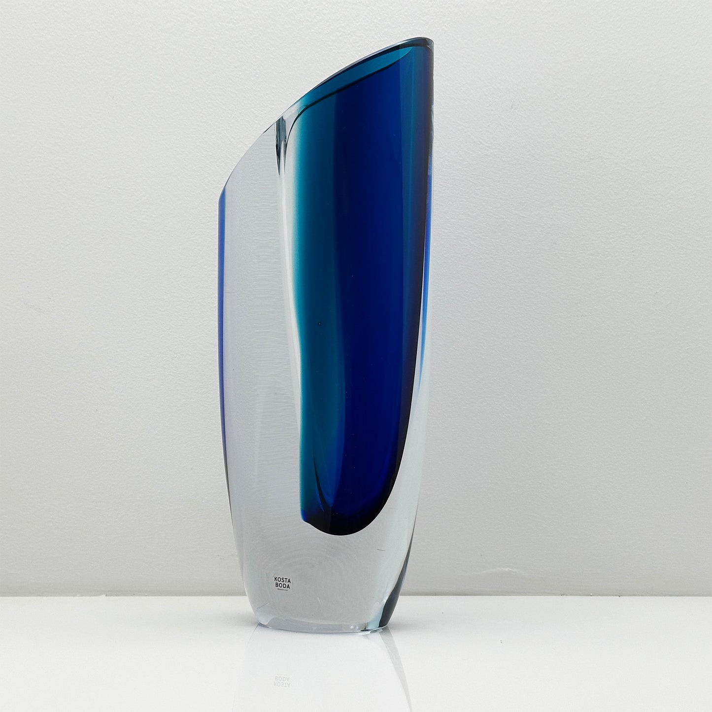 Elegante tiefblaue Seaside Vase von Göran Wärff – Skandinavisches Design 