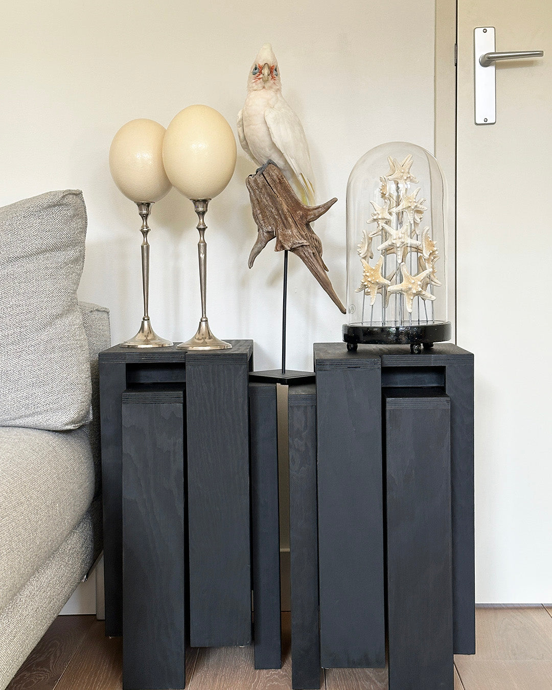 Set Struisvogel Eieren op Nikkelen Voet – Luxe Ornament en Decoratief Ei op Voet